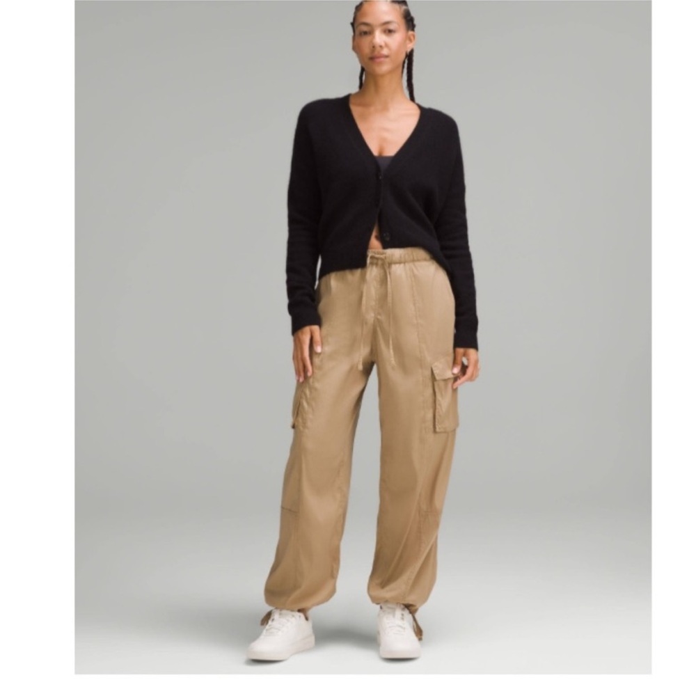 Lululemon Lightweight Adjustable Mid Rise Cargo Pants Size Medium Women’s Travel